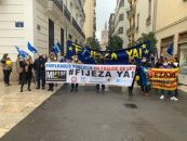 Concentración en València frente a Les Corts para apoyar la PNL del Grupo Ciudadanos que se debate en el Pleno